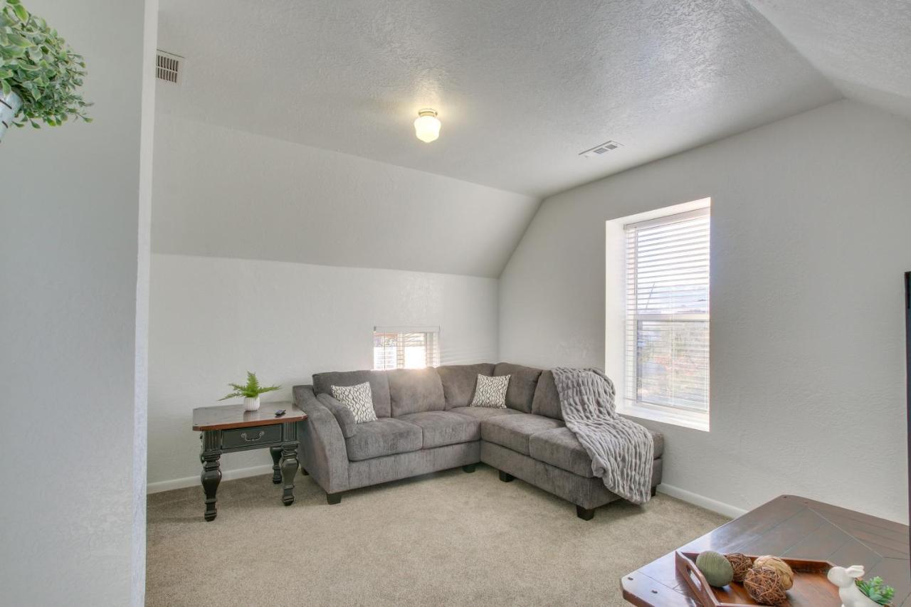 Convenient Logan Apartment - 1 Block To Town! Exterior photo